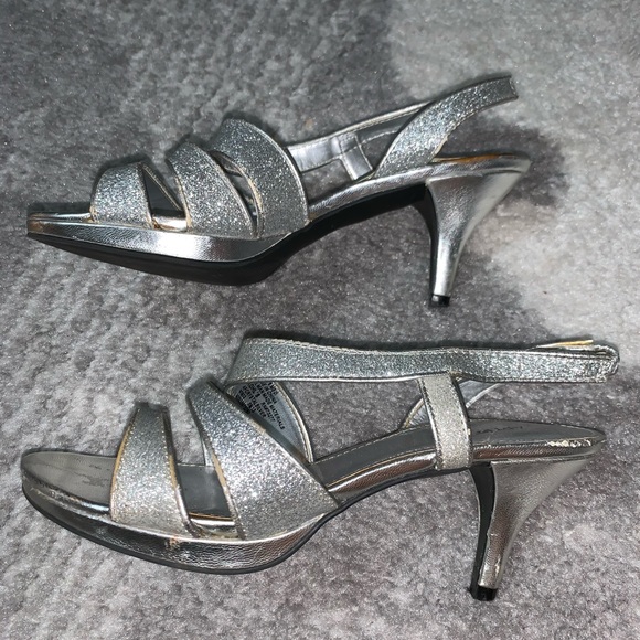 Silver Heels - Picture 3 of 5